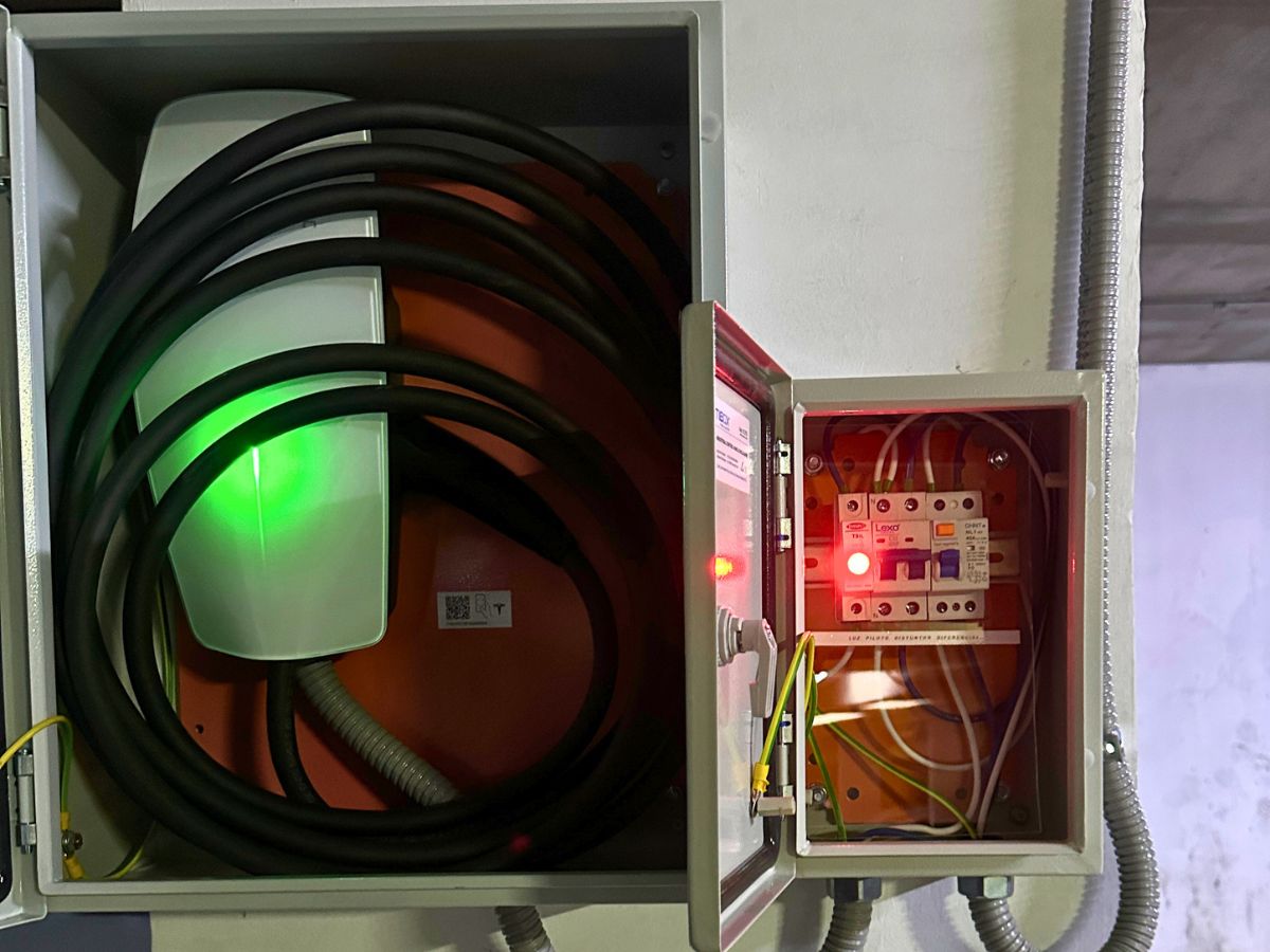 Instalación de cargador eléctrico con tablero y cableado certificado - Chilean Electric