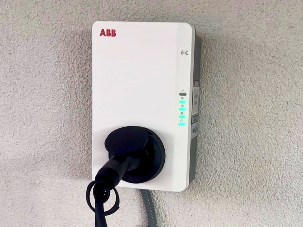 Cargador EV ABB instalado en muro exterior por Chilean Electric
